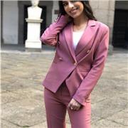 Laureata in lingue impartisce lezioni di inglese e spagnolo ( scuola elementare, media e superiore )